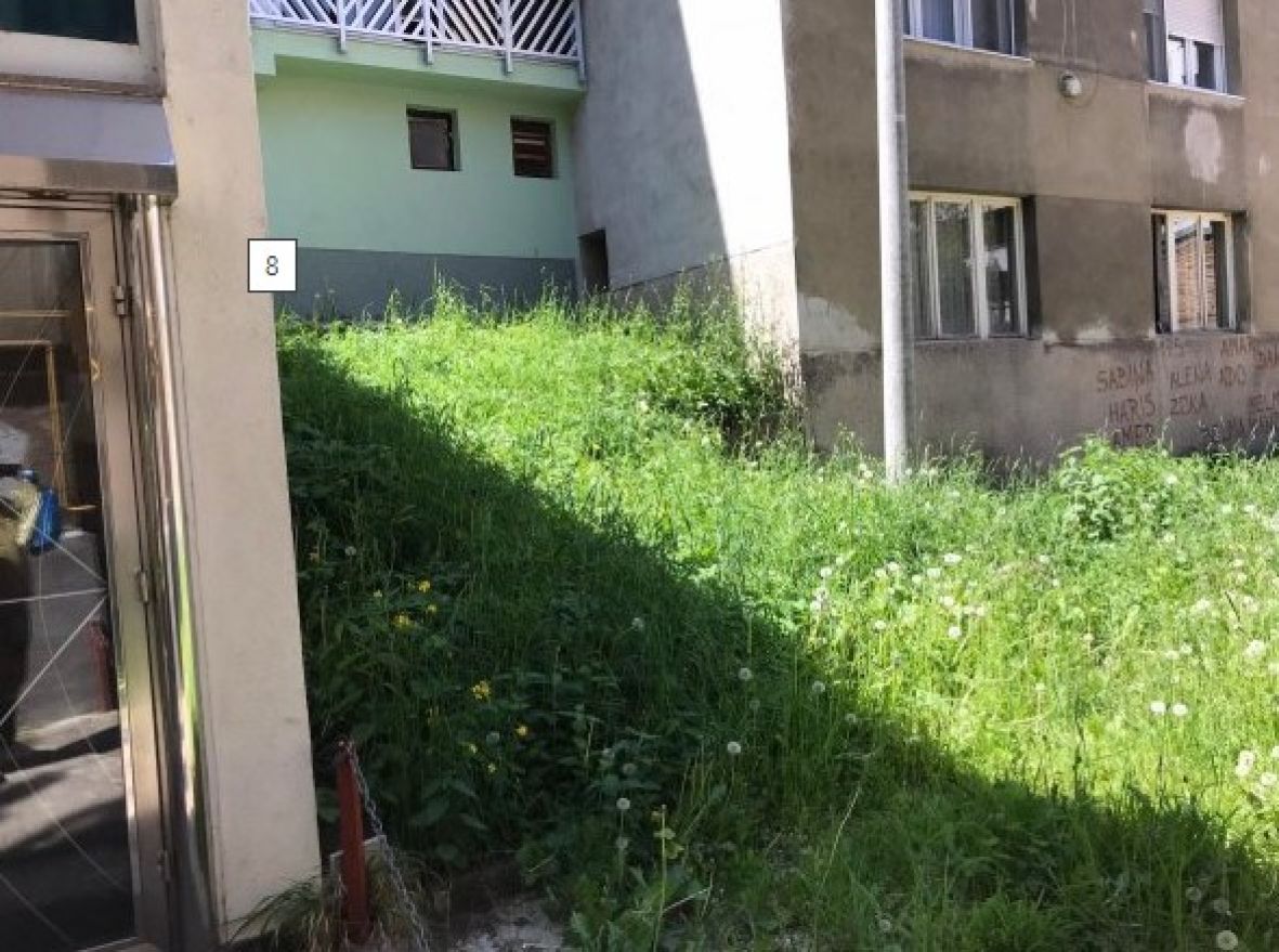 Foto: Čitatelj/Radiosarajevo.ba/Zarasla trava oko stambenih objekata u ulici Alipašina